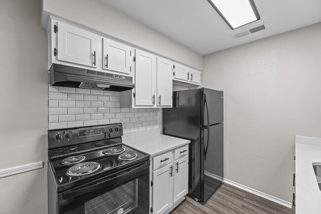 Building Photo - Your Charming 2/1 Apartment in Waxahachie Awaits - Perfect for a Small Family or Remote Worker! A...