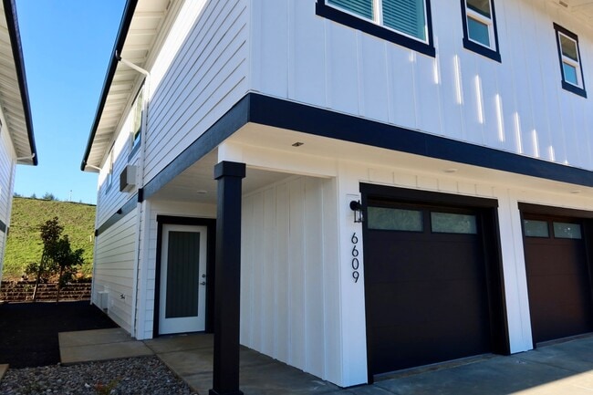 Building Photo - 6615 Devon Ave SE