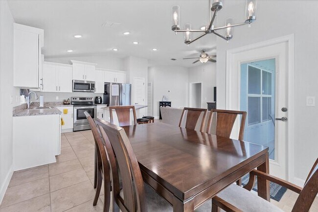 Building Photo - Welcome in to this beautiful Unfurnished -...