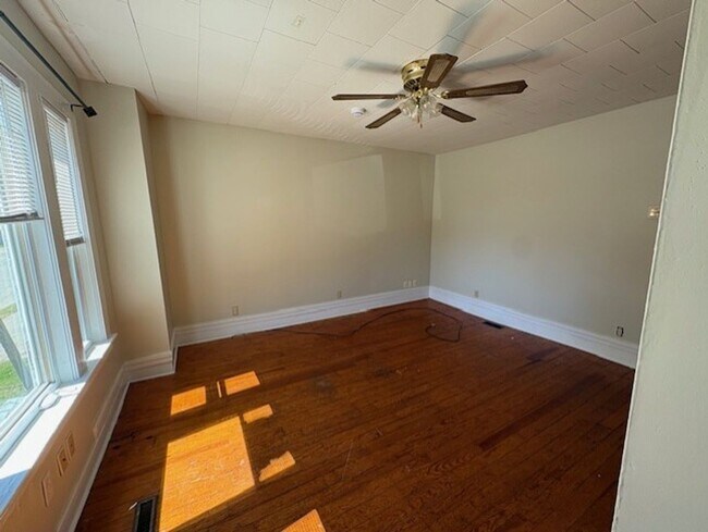 Building Photo - 166 Church St