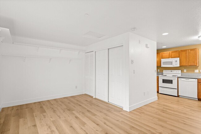 Building Photo - Cozy Studio Apartment in SE Portland w/ Laundry