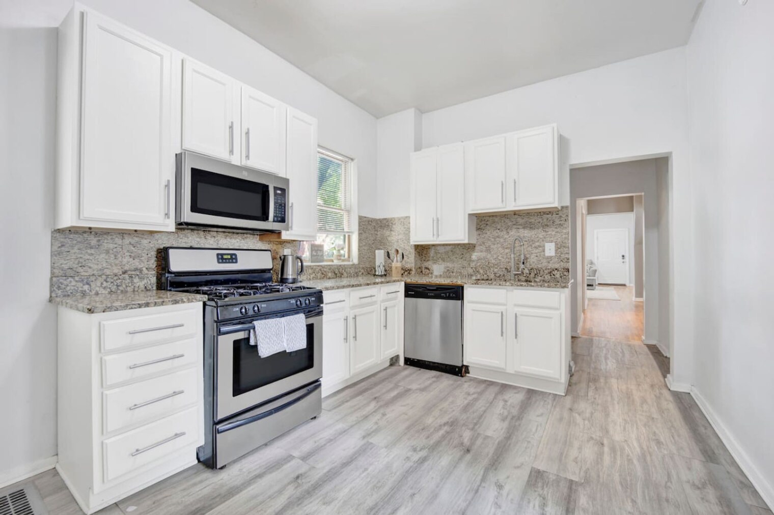 Building Photo - 1205 W Oakdale Ave