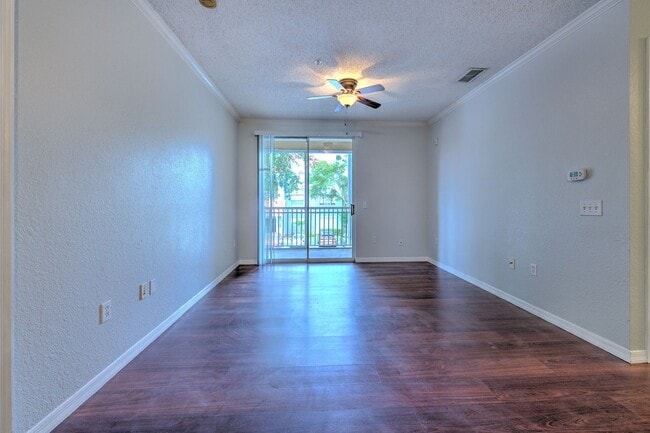 Building Photo - Very nicely upgraded  2bed/2bath 2nd floor...