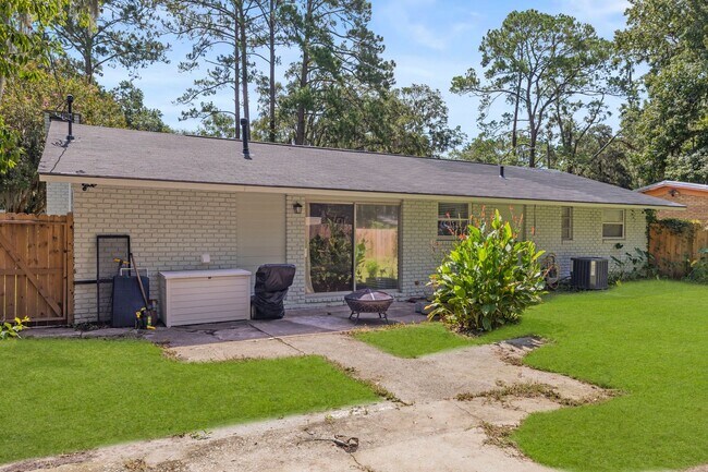 Building Photo - BEAUTIFULLY REMODELED, CONVIENENTLY LOCATE...