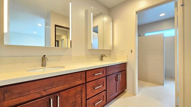 Building Photo - Waipio Gentry - beautifully renovated 3 be...