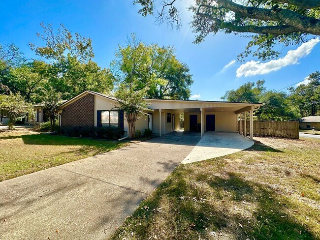 Building Photo - Spacious 2 Bedroom 1.5 Bath Rental on a Corner Lot! Tour Today!