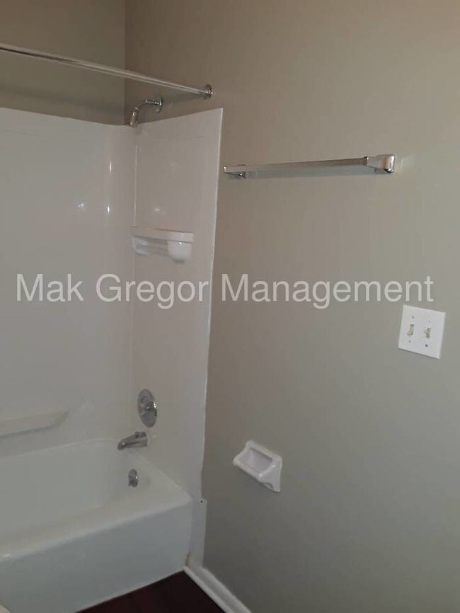 Building Photo - 2 BDRM Apt, New Flooring, Appliances, C/A.