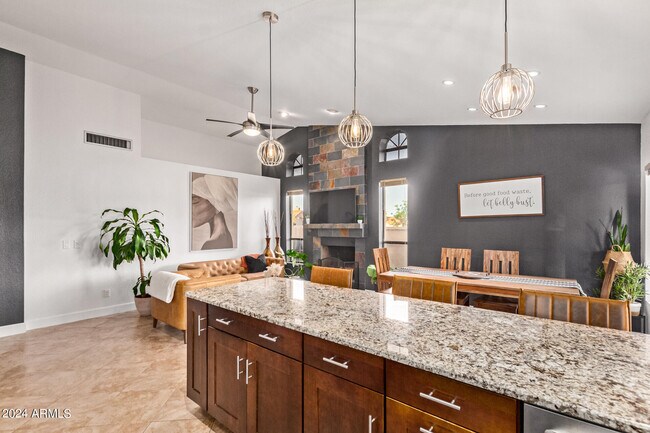 Building Photo - 2555 N Tamarisk St
