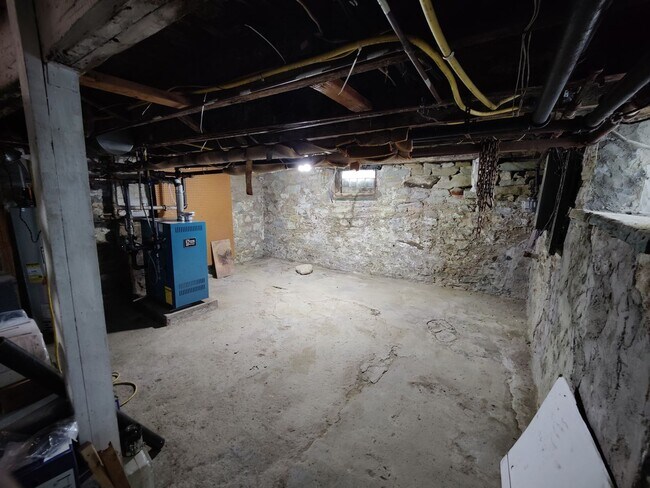 Building Photo - *Spacious 2BD/1BA Single-Family Home Available in Oakland*