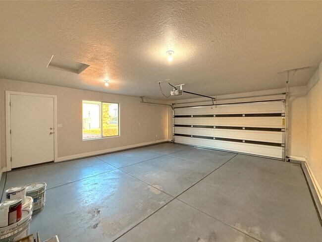 Building Photo - 505 E Ruby Pl