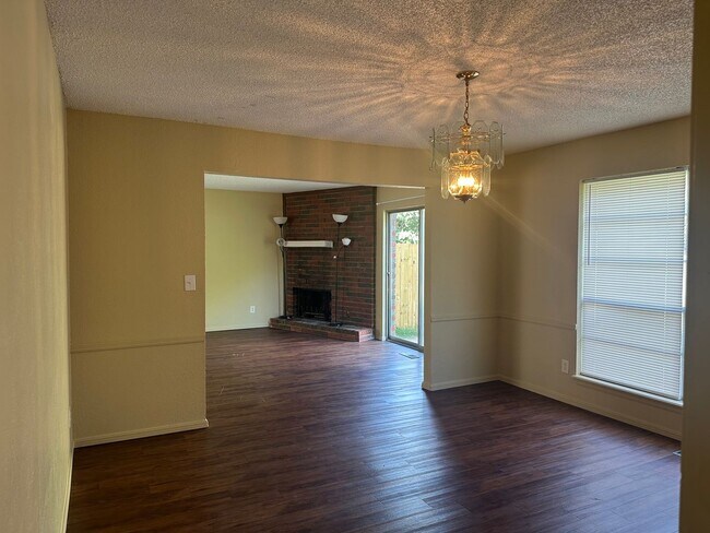 Building Photo - This duplex offers 3 spacious bedrooms, 2....