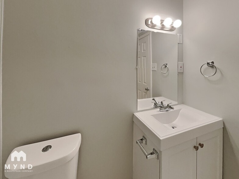 Building Photo - 1725 Prado Ave