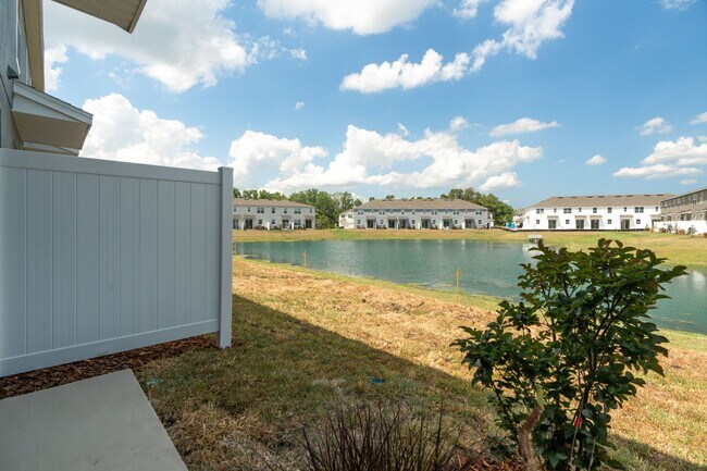 Building Photo - Almost Brand New 3 beds 2.5 baths in East ...