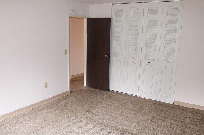 Building Photo - 700 Lee Dr