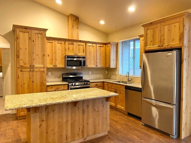 Building Photo - Single-Story Living! 3 BR - 2 BA with open...