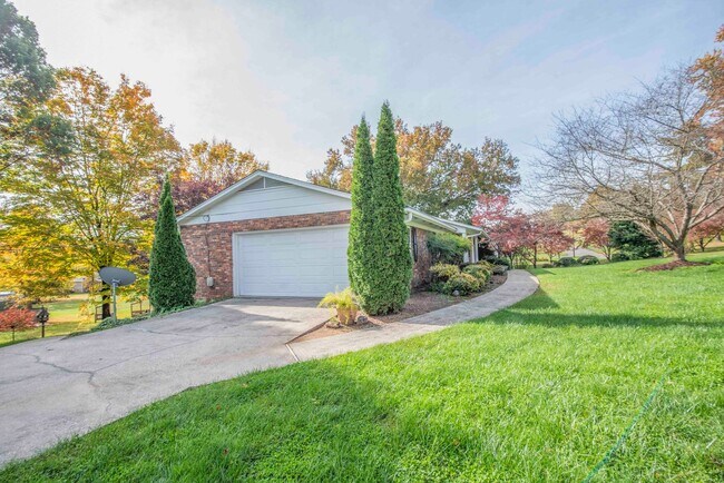 Building Photo - Halls 37938 - 4 bedroom, bath home with 4 garage spaces - Call Susan Niedergeses 865-300-4722