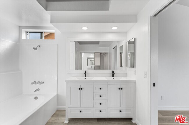 Building Photo - 37105 Zinnia St