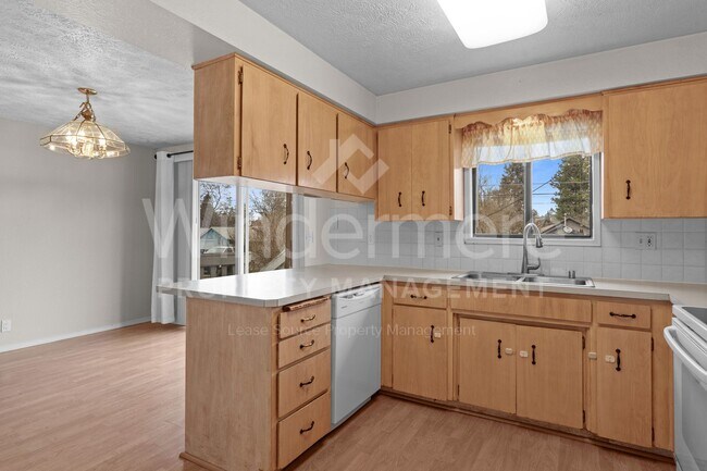 Building Photo - Beautiful Family Home ! Spring Special !! 50% Off first months rent.