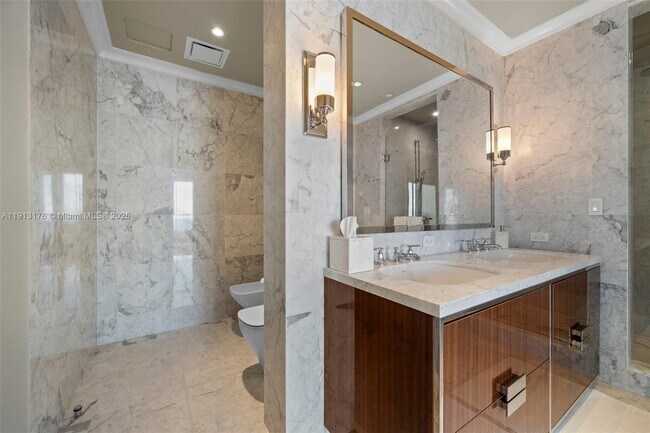 Building Photo - 15701 Collins Ave