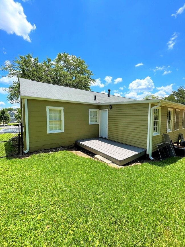 Building Photo - 204 SE Lakewood Dr