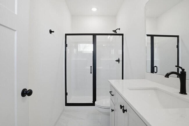 Building Photo - 3 Bed | 2 Bath Luxury Duplex