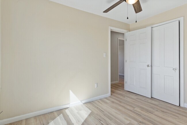Building Photo - 5 Bedroom Single Family in Brunswick