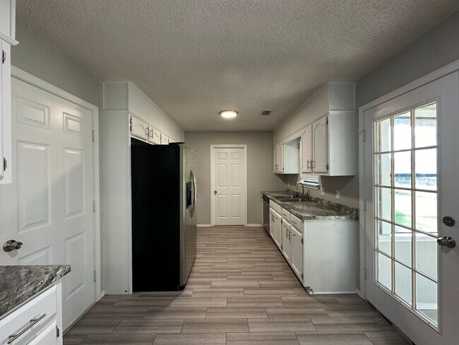Building Photo - Cozy Elegance: Beautiful 2 Bed, 2.5 Bath H...