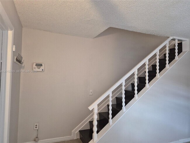 Building Photo - 6528 SW 41st Ct