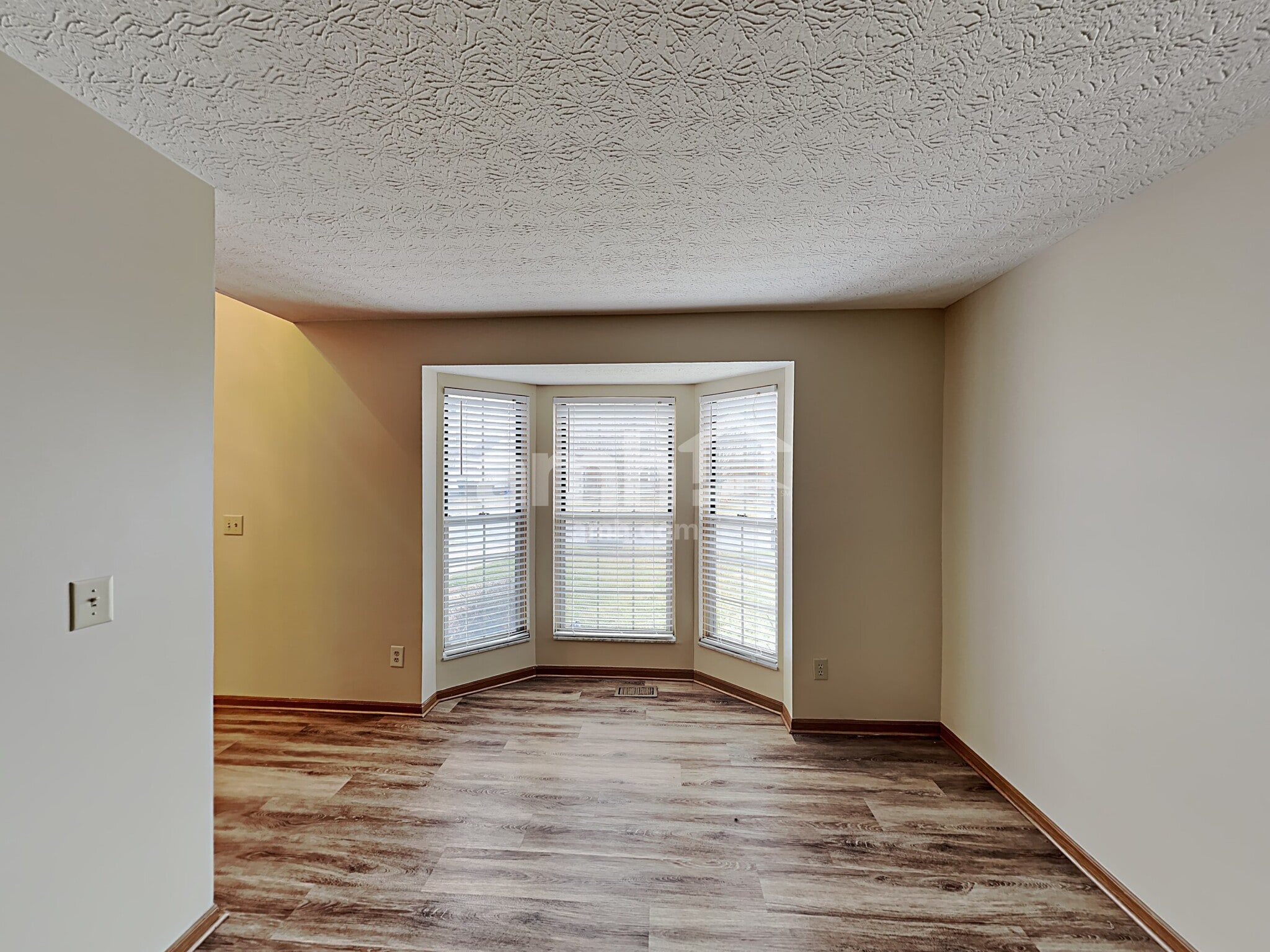 Building Photo - 3047 Hollybank Rd