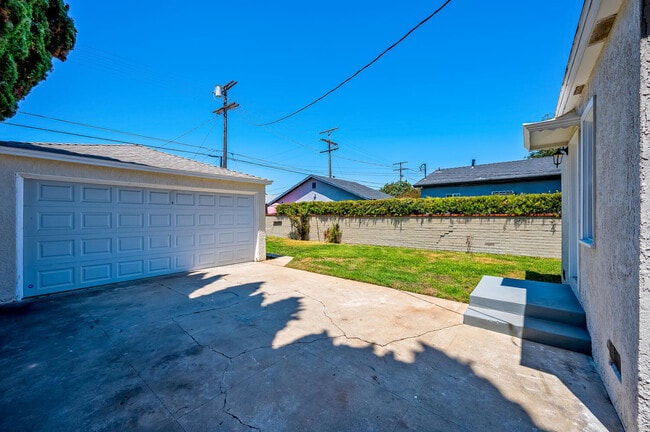 Building Photo - 8807 Cimarron St
