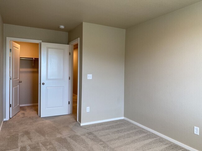 Building Photo - $300 Off 1st Month if Lease Starts by 5/1!