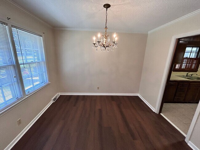 Building Photo - 3 Bedroom, 2 Bathroom Brick Home