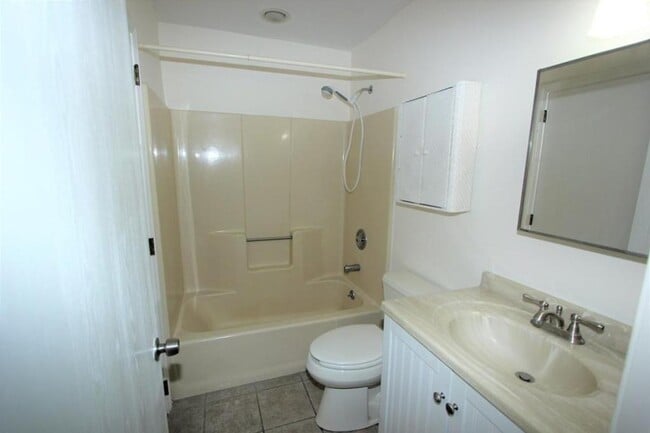 Building Photo - 76 Highwood Dr