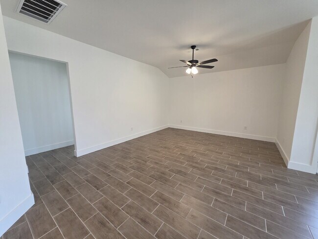 Building Photo - 8760 Sunspire Ln