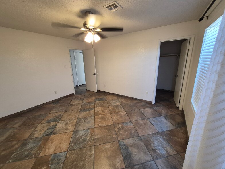 Building Photo - 6105 E 43rd Pl