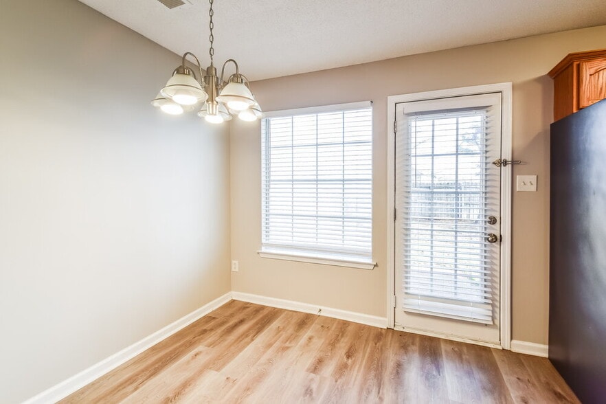 Building Photo - 1107 Breezy Valley Dr