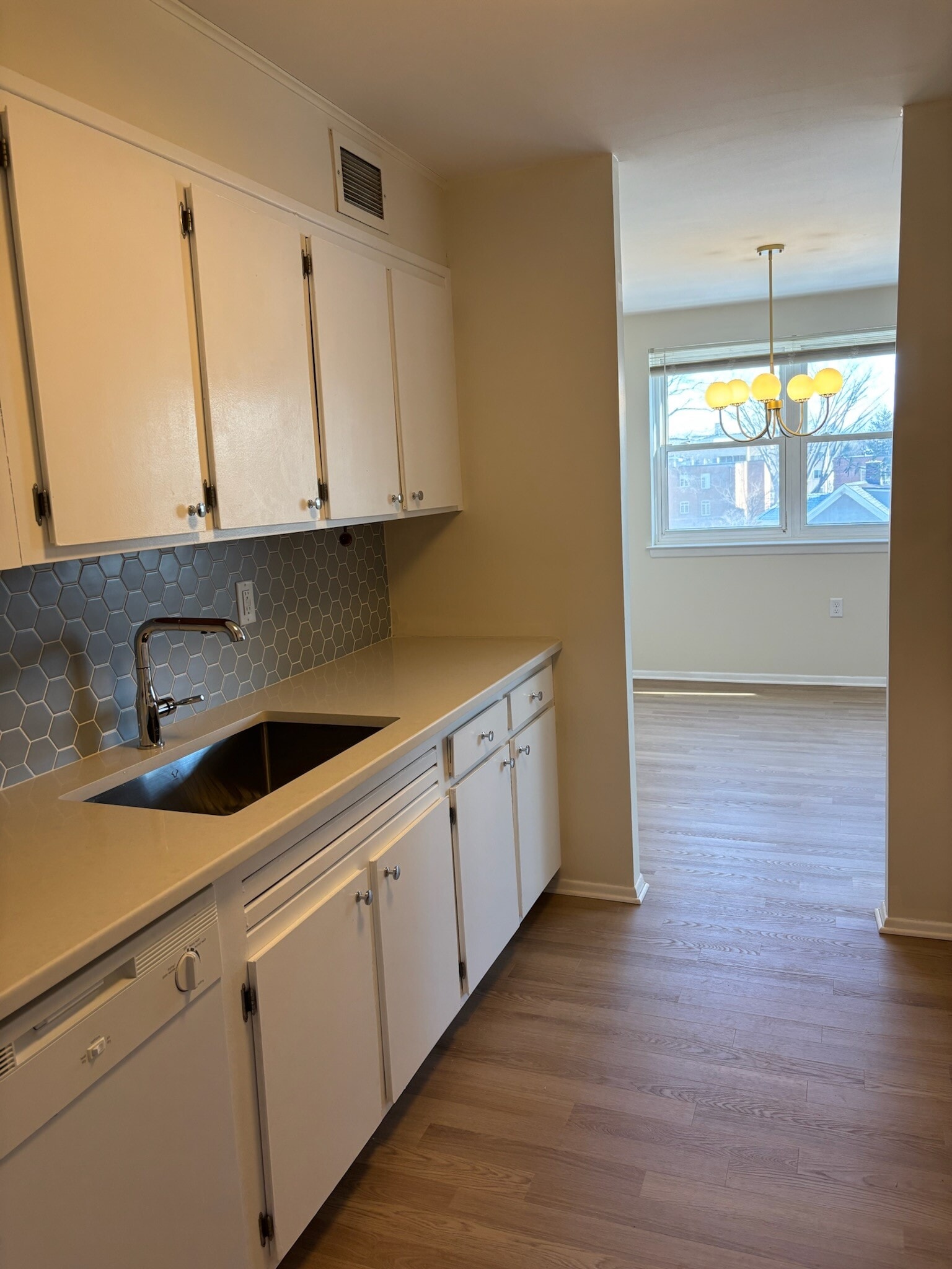 Kitchen-newly renovated kitchen - 887 Farmington Ave