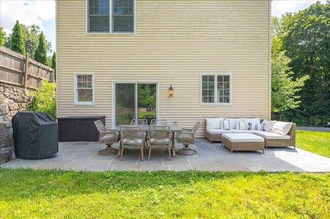 Building Photo - Beautifully Renovated 4 Bedroom 2.5 Bathroom Colonial