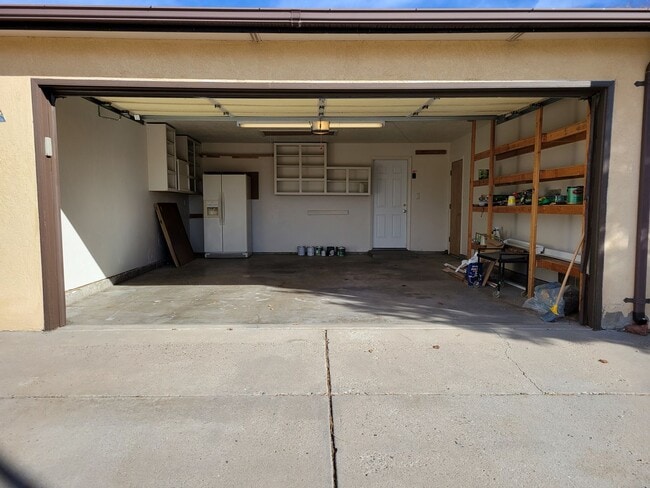 Building Photo - Beautiful 3 Bed 2 Bath 2 Car Garage just E...