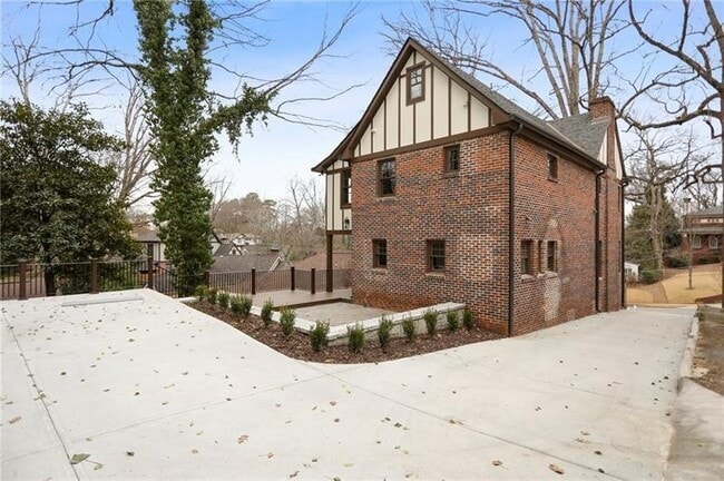Building Photo - 1309 Stillwood Dr NE