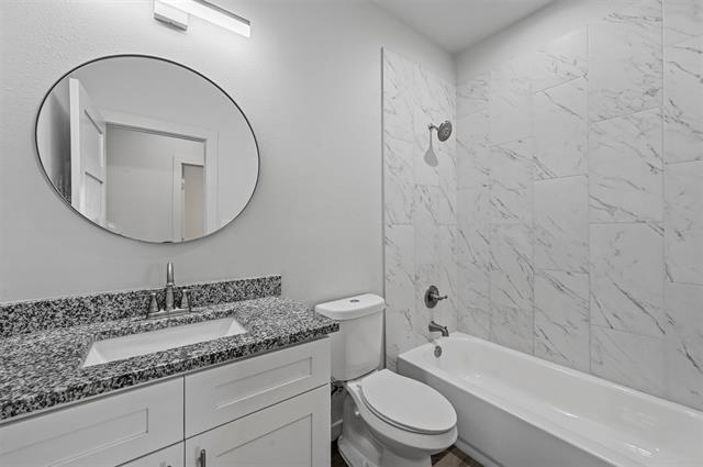 Building Photo - 208 D St