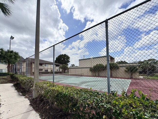 Building Photo - Spacious 1 bedroom 1 bathroom in DelRey Community!