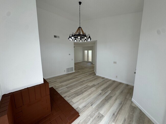 Building Photo - 1523 Woodpine Dr