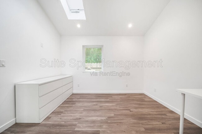 Building Photo - 420 N Batavia St