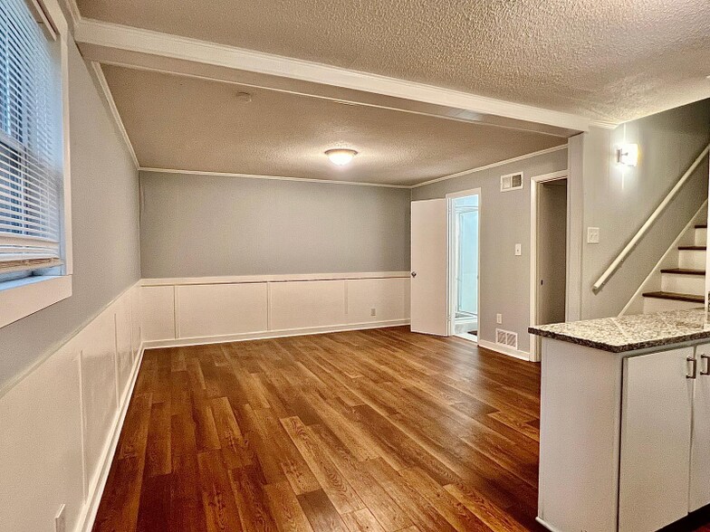 Building Photo - 5615 Southampton Rd