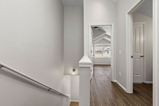 Building Photo - Charming AIR CONDITIONED Alki Townhome