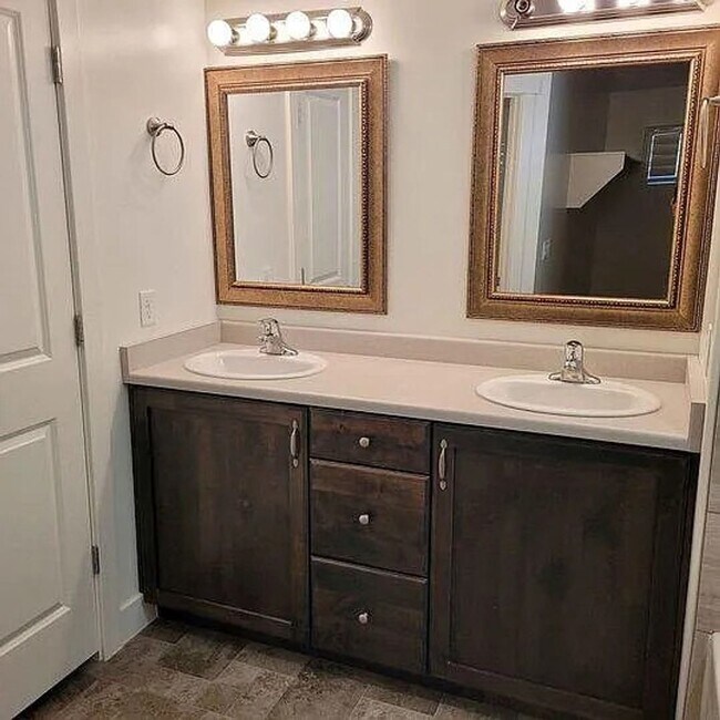 Building Photo - End Unit 3 Bedroom Townhome