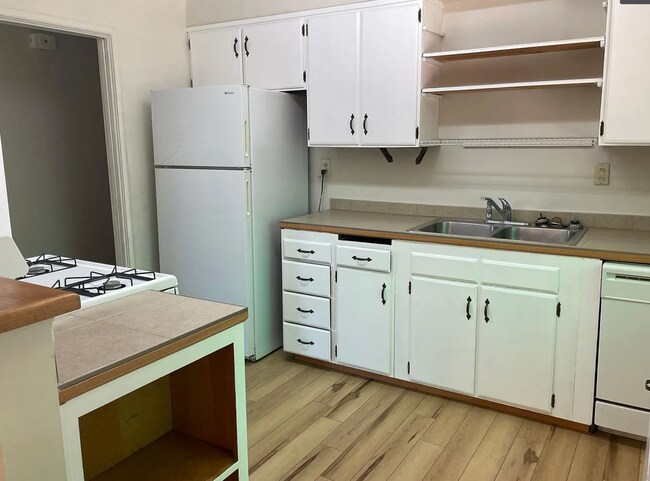 Building Photo - Charming 3 Bed / 1 Bath Home + In-Law Unit – Spacious & Flexible Living