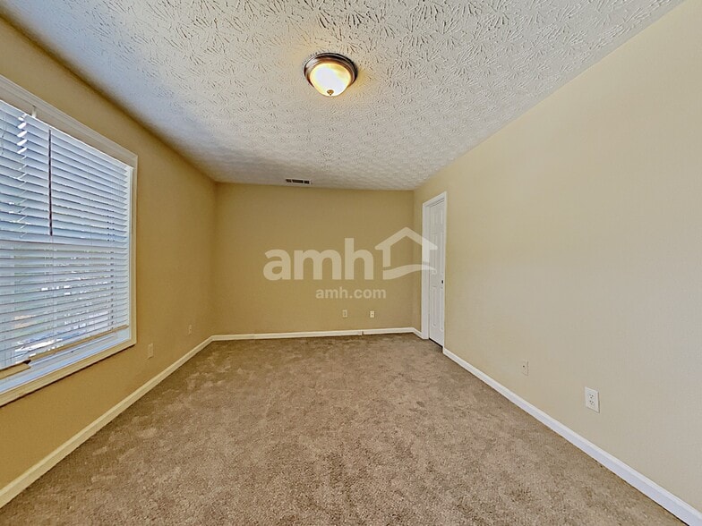 Building Photo - 570 Swan Creek Ct