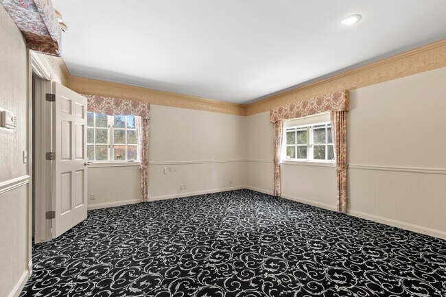 Building Photo - 2024 E Southeast Blvd